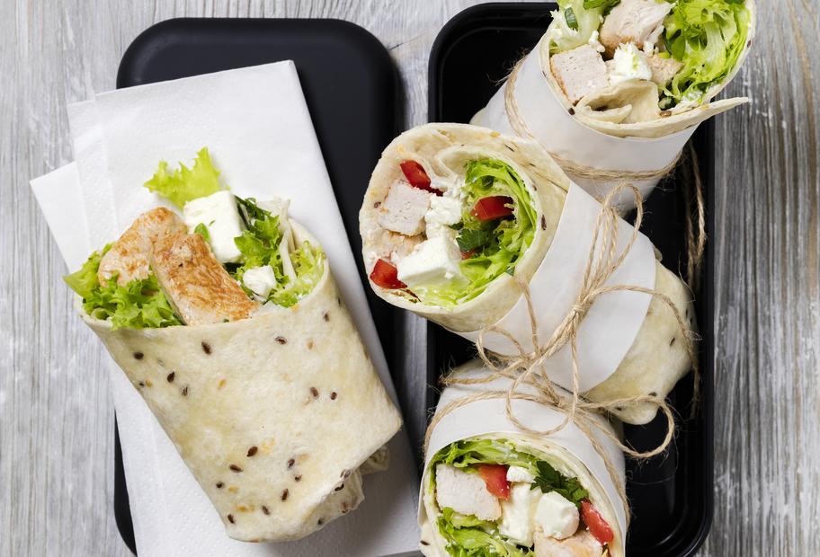 Wraps mit Hähnchenbrust und Salat