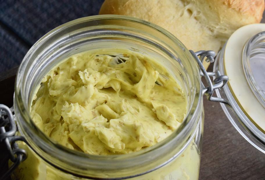 Perfekt für Fleisch oder Brot: Würzige Sesambutter