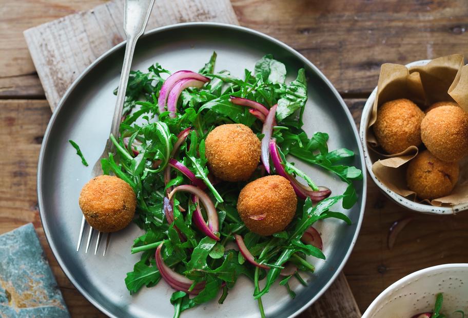 Ausgebackene Bohnenbällchen mit Salat