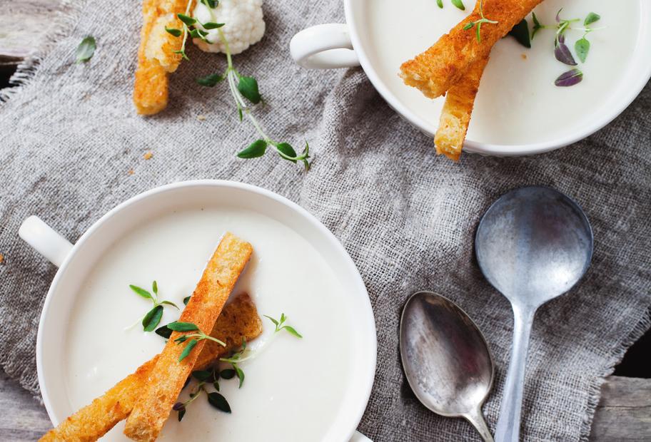 Blumenkohlsuppe mit Brotstiften