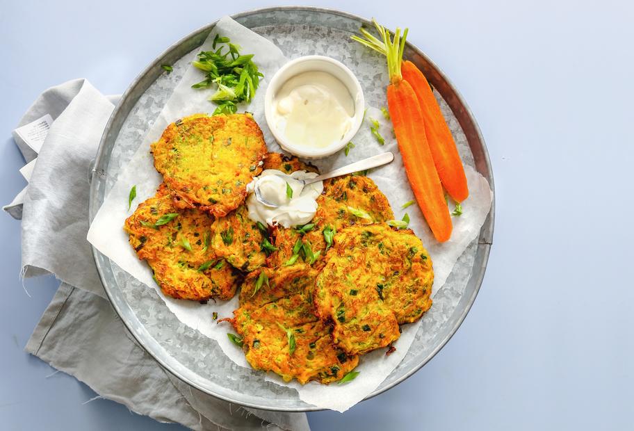 Crispy Gemüsepuffer mit Joghurt-Dip