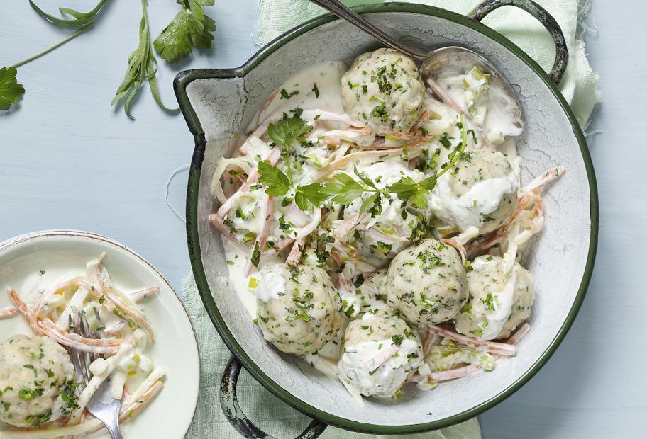 Kräuterknödel mit leichtem Wurzelrahm