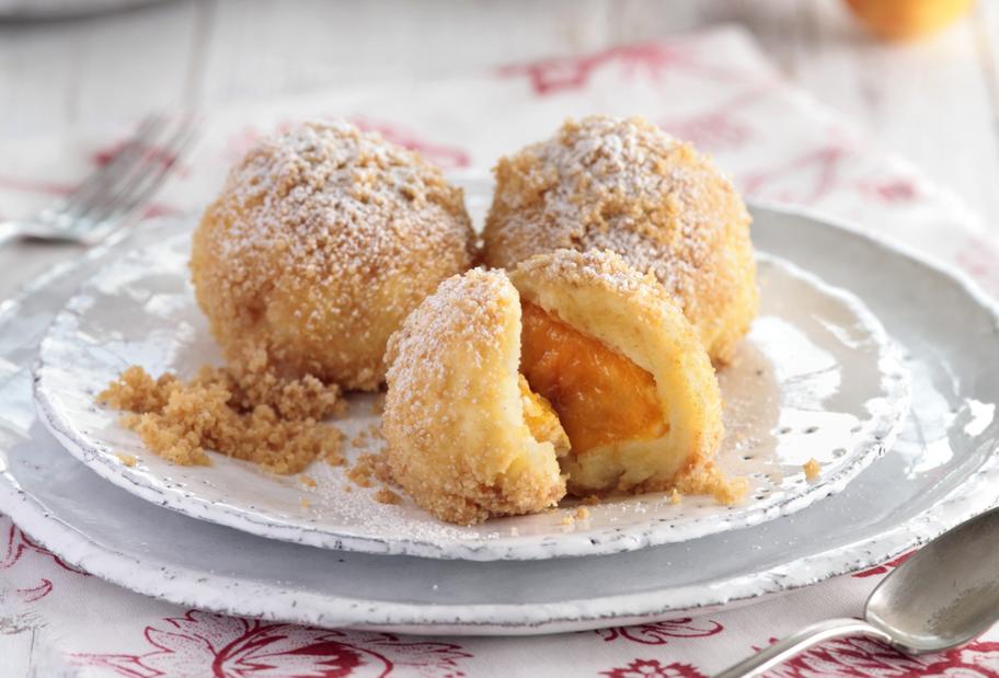 Marillenknödel mit Vanillebröseln