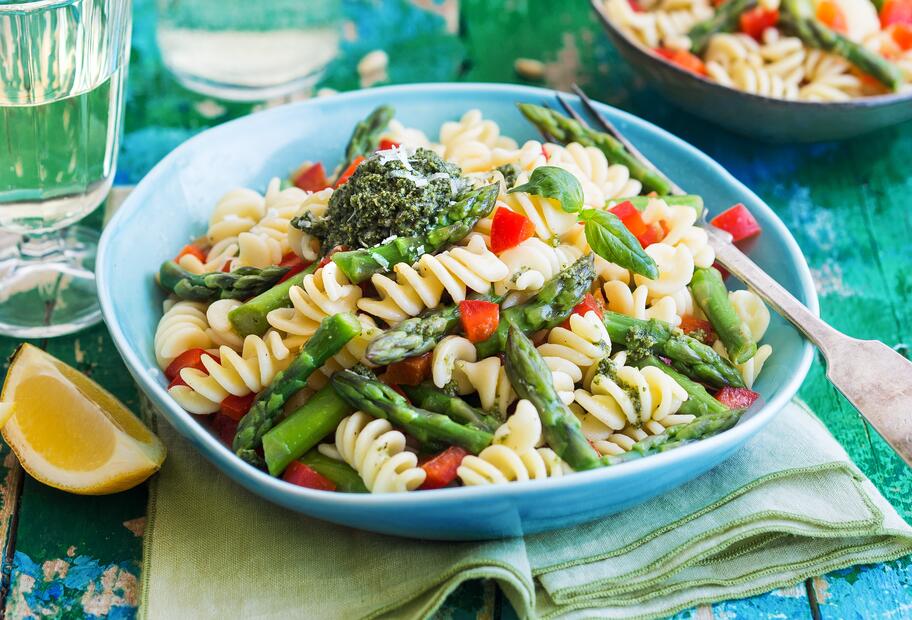 Pastasalat mit grünem Spargel