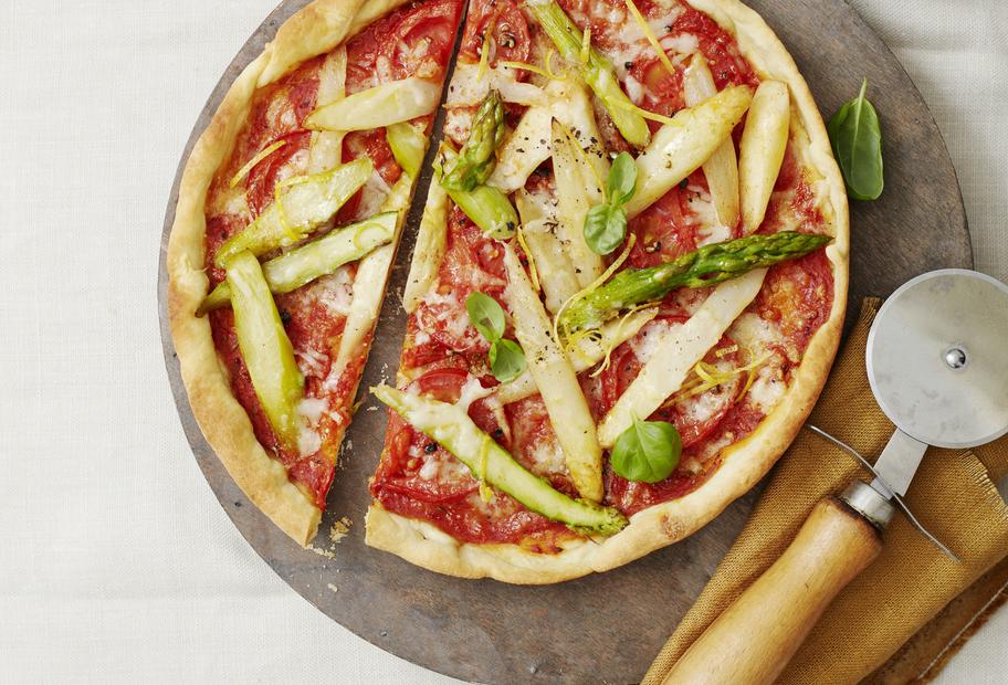 Spargelpizza mit Basilikum