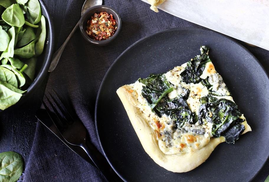 Spinatpizza mit Blauschimmelkäse