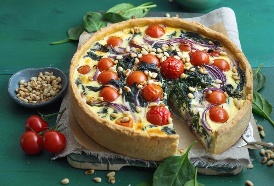 Gemüsequiche mit saftigen Tomaten und würzigem Spinat