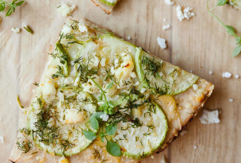 Zucchini-Kräuter-Pizza