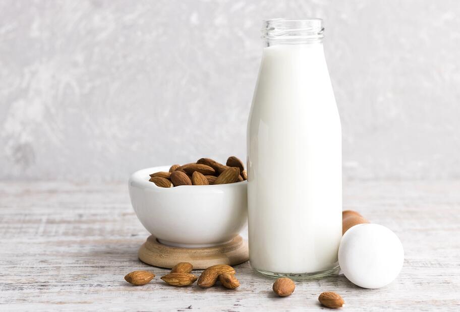 Nuss- oder Mandelmilch