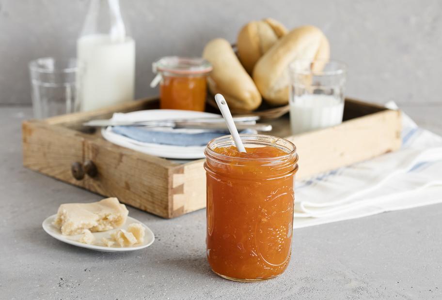 Aprikosenkonfitüre mit Marzipan