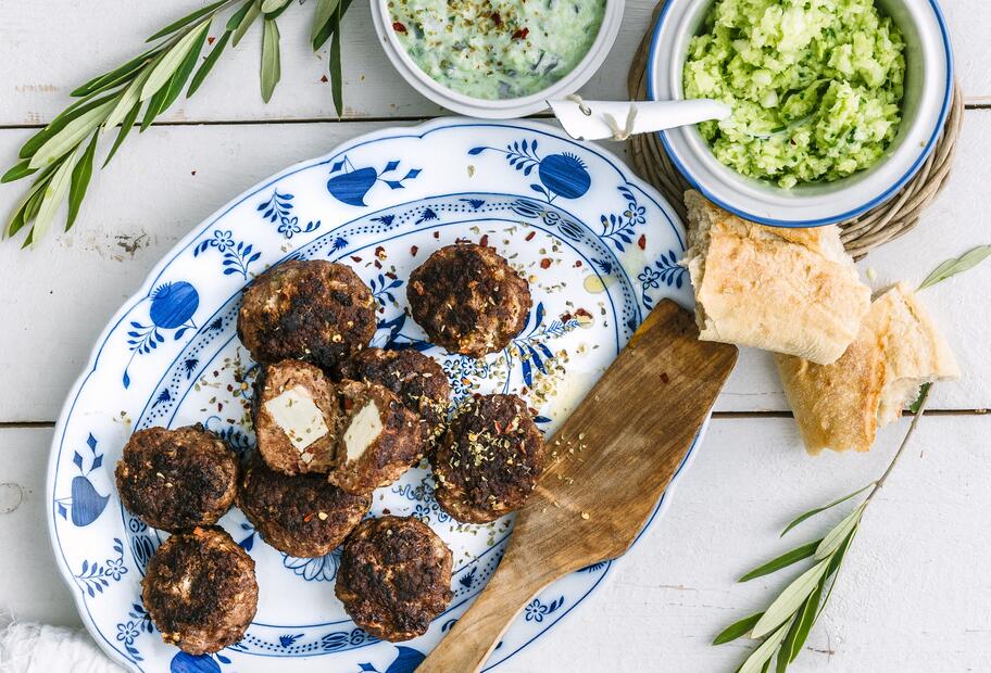 Bifteki mit Krautsalat und Zaziki