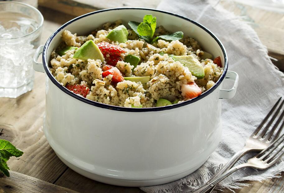 Couscous-Salat mit Avocado und Erdbeeren