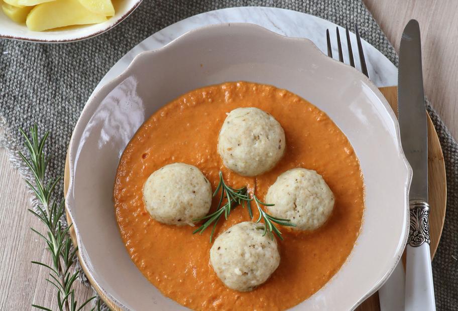 Fischbällchen in Tomatensoße
