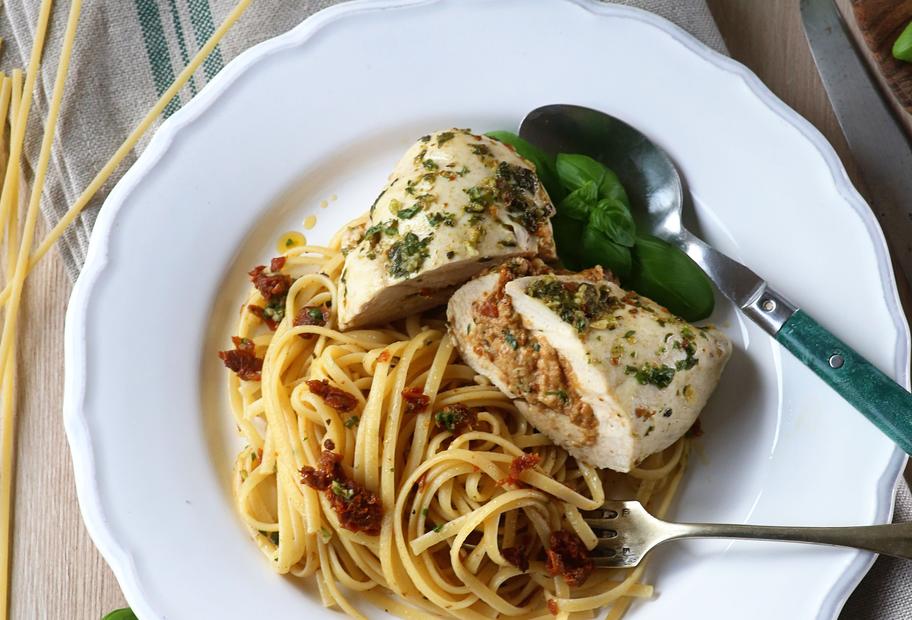 Gefülltes Hähnchen mit Tomaten-Linguine