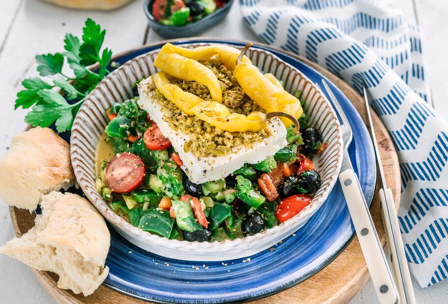 Hirtensalat mit Pitabrot und Feta aus dem Varoma®