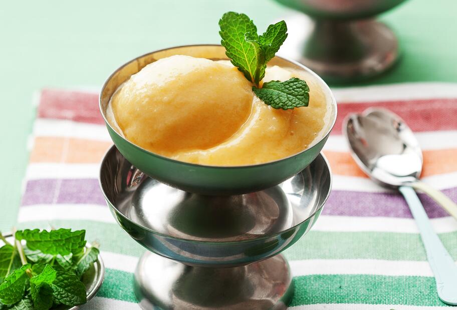 Mango-Blitzeis mit Joghurt