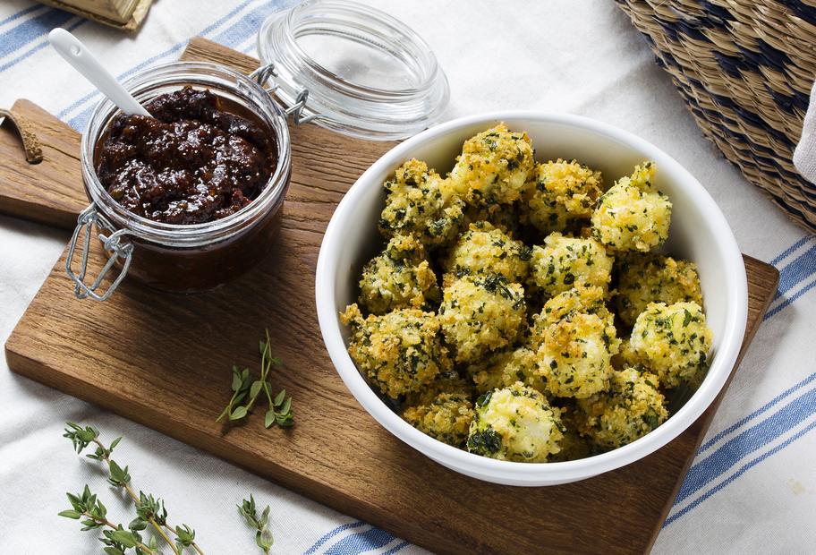 Mozzarella-Bällchen mit Tomatenchutney
