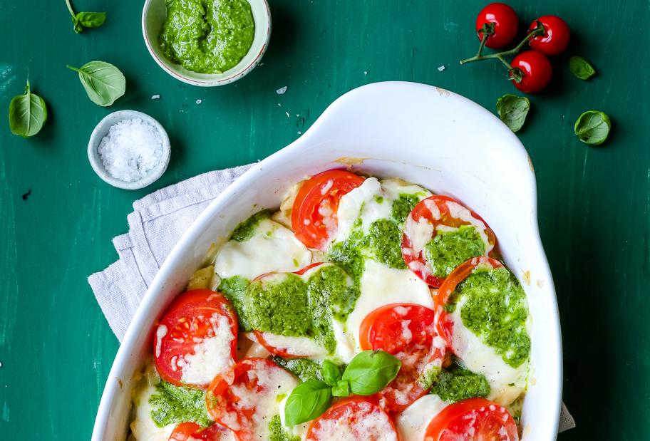 Schnelles Nudelgratin mit Tomate-Mozzarella überbacken