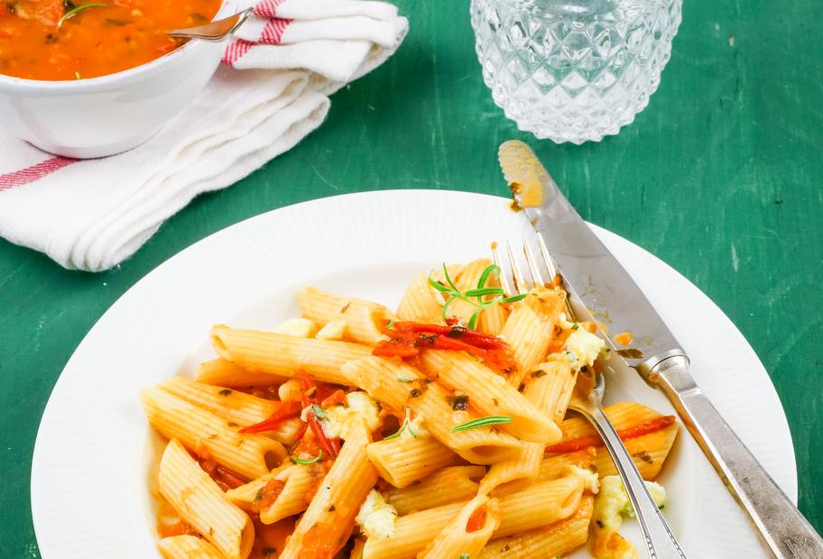 Nudeln mit Tomatensugo und mariniertem Mozzarella