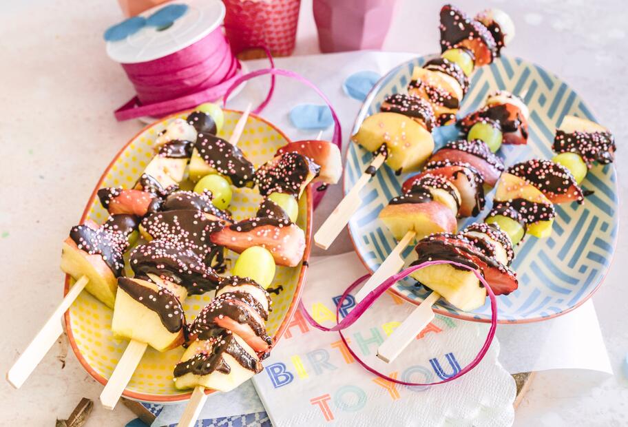 Obstspieße mit Schokosoße und Streuseln