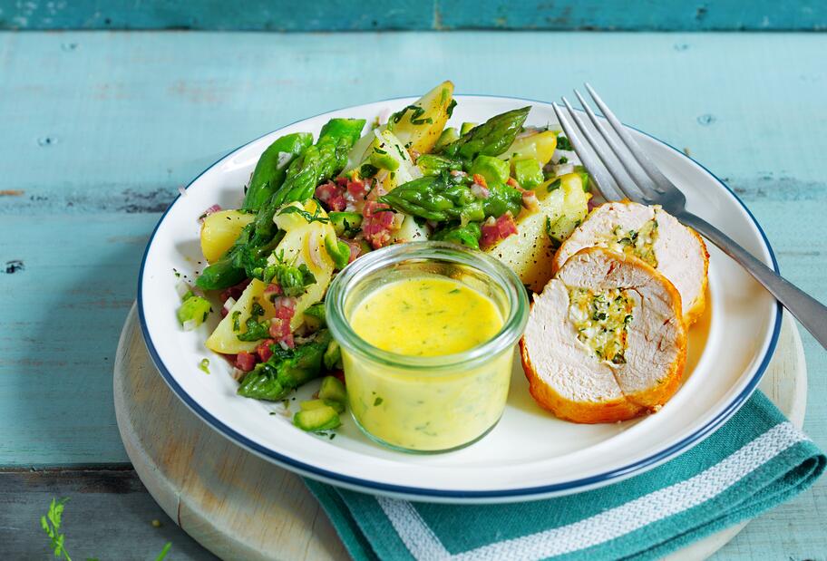 Gefüllte Hähnchenbrust mit Spargel-Kartoffelsalat und Sauce béarnaise