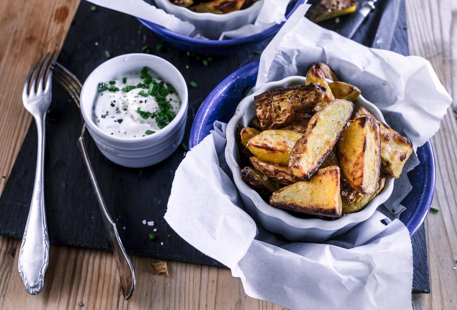 Knusprige Kartoffel-Wedges mit Sour Cream