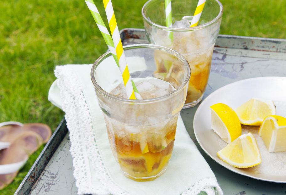 Spritziger Zitronen-Caipirinha mit Ramazzotti