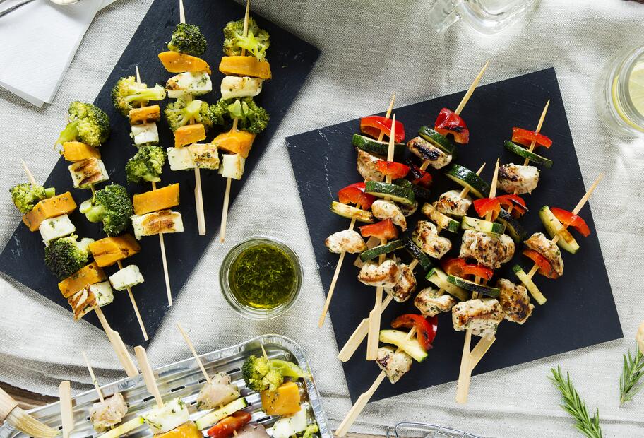 Zweierlei Grillspieße mit Kräutermarinade