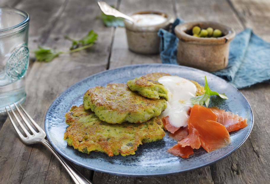 Erbsenpuffer mit Meerrettichcreme und Räucherlachs