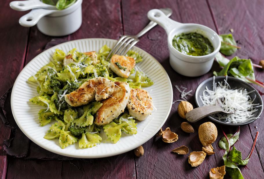 Farfalle mit Pesto und Hähnchen