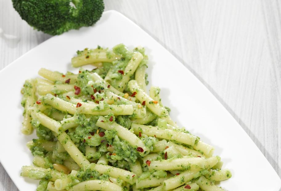 Makkaroni mit Brokkolipesto