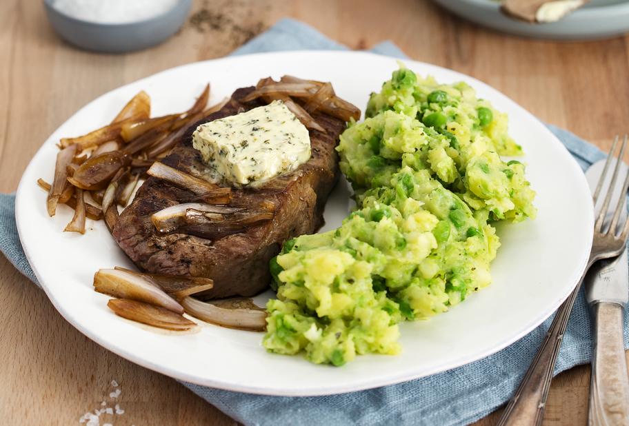 Edel und originell: Rumpsteak mit Erbsenpüree