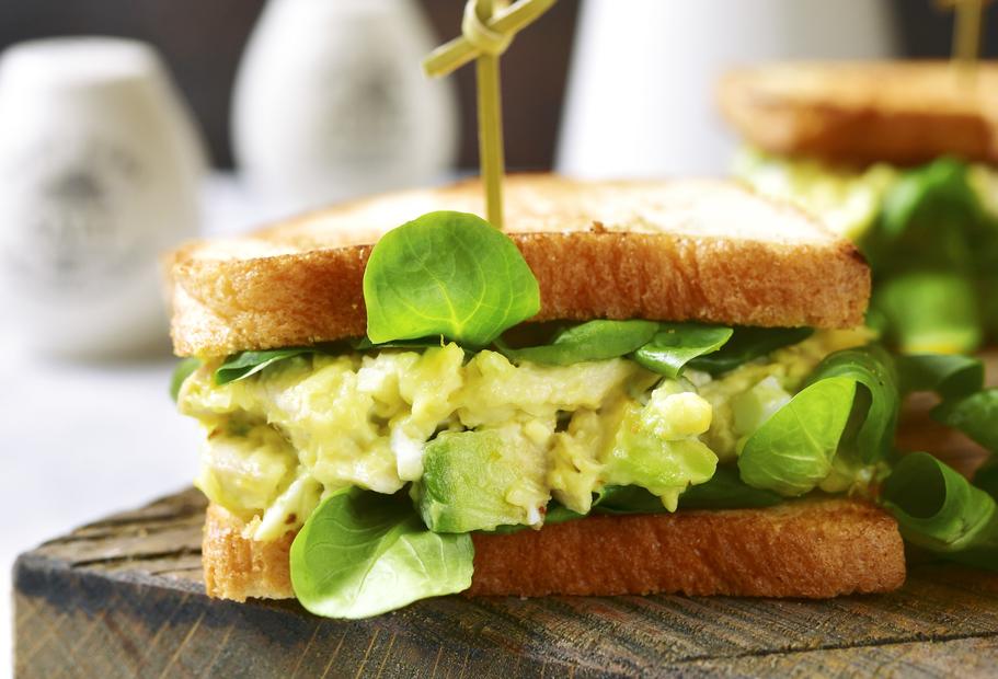 Geröstete Sandwiches mit Avocadocreme und Ei