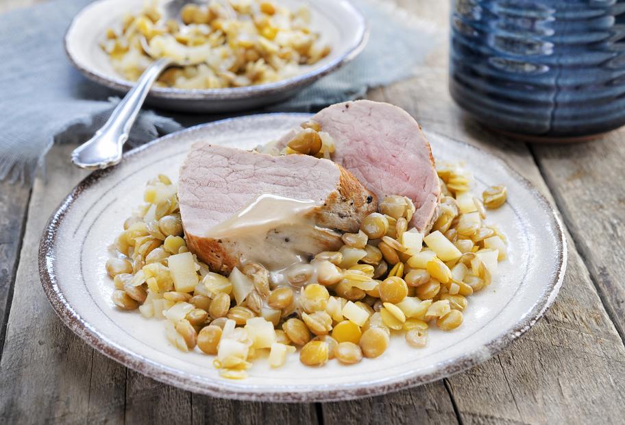 Zünftig, würzig, lecker: Schweinemedaillons auf Apfel-Linsen