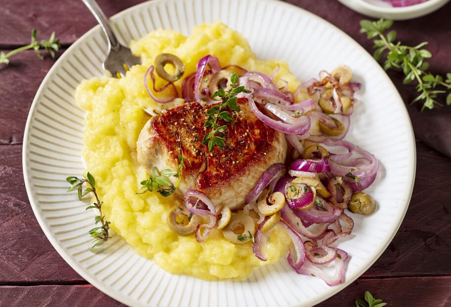 Schweinemedaillons mit Steckrüben-Kartoffel-Püree und Zwiebelgemüse