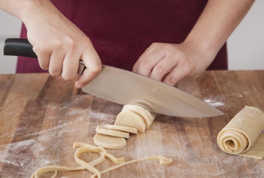 Selbst gemachter Nudelteig für Tagliatelle oder Pappardelle
