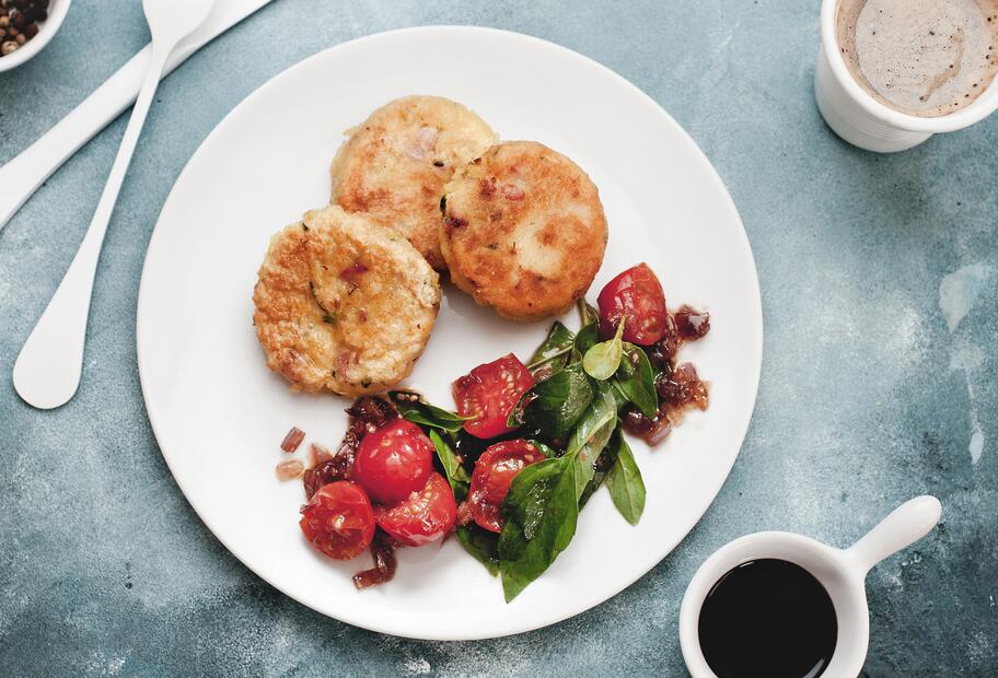 Gebratene Zucchinitaler mit Tomatensalat