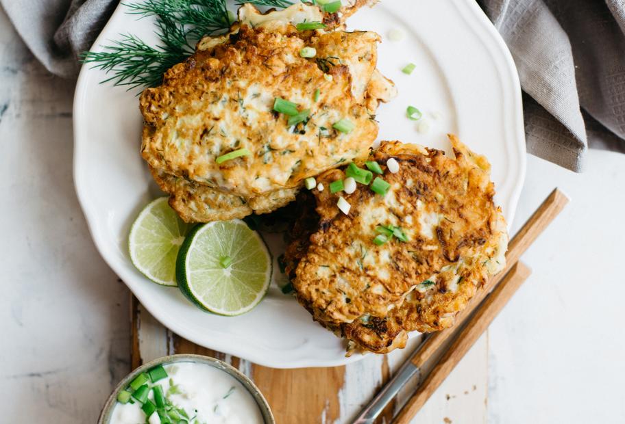 Knusprige Gemüsebratlinge mit Frühlingszwiebeldip
