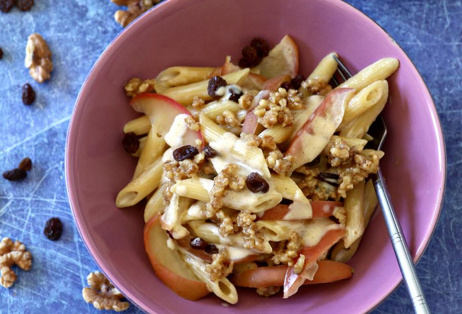 Apfel-Nuss-Penne mit Rosinen
