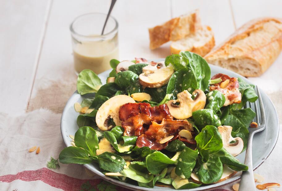 Feldsalat mit Mandeldressing, Champignons und Speck