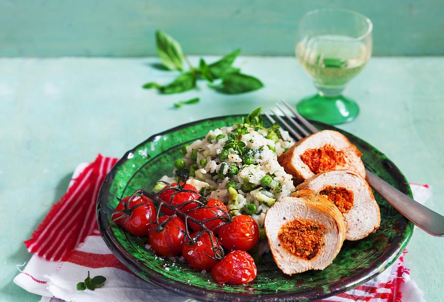 Gefüllte Hähnchenbrust mit mediterranem Risotto und Ofentomaten