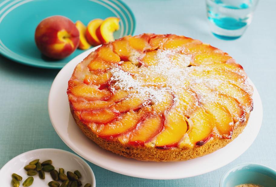 Gestürzter Pfirsichkuchen mit Pistazien
