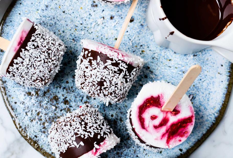 Kokoseis am Stiel mit Himbeerfüllung