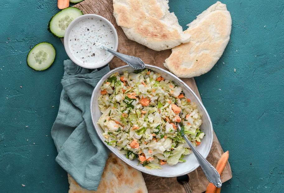 Krautsalat mit Pitabrot und Dip
