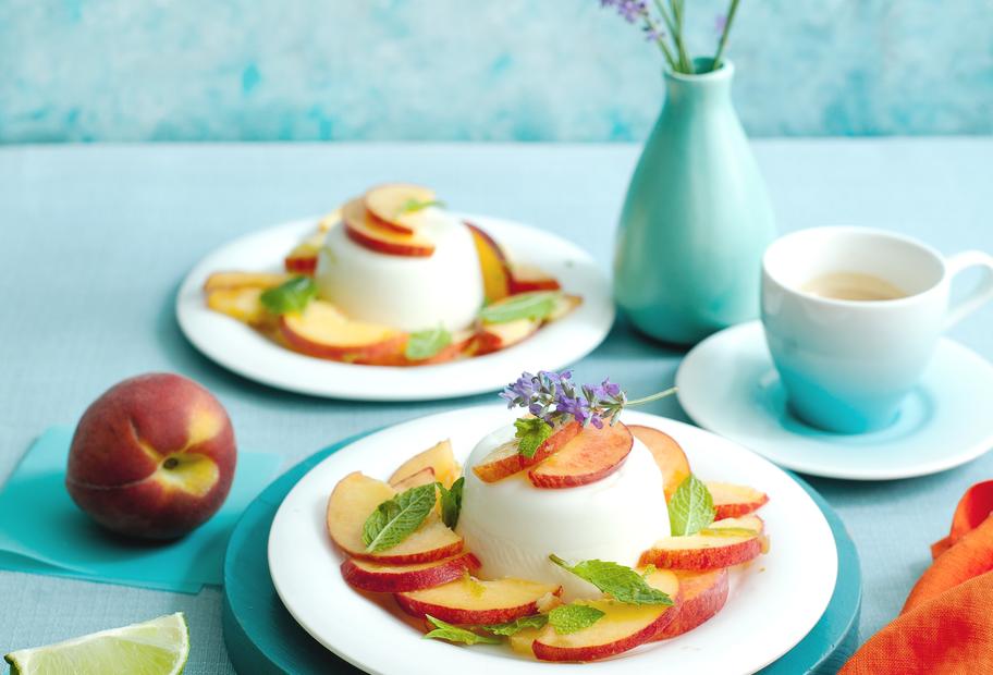 Lavendel-Pannacotta mit Pfirsich-Salat