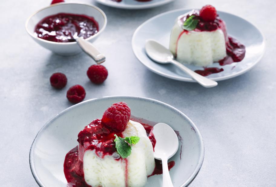 Dessert-Traum: Milchreis-Pannacotta mit Himbeerkompott