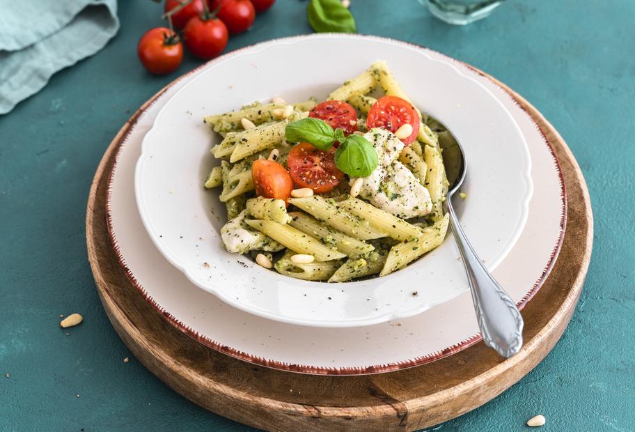 Nudeln mit Pesto und Pute