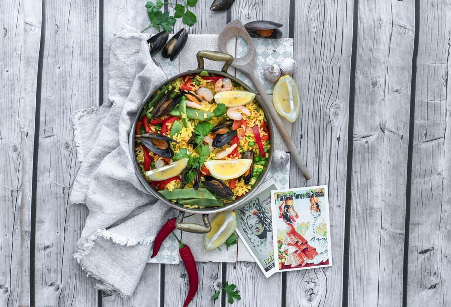 Paella mit Gemüse und Meeresfrüchten
