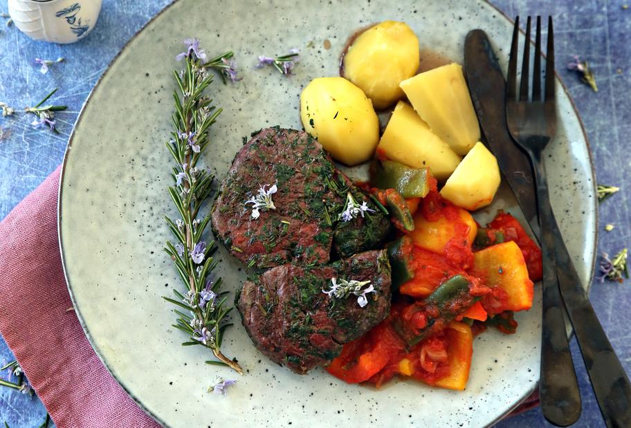 Rind mit Rosmaringemüse und Kartoffeln