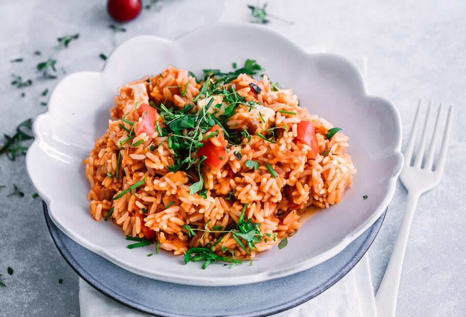 Perfekt für Kids: Fruchtiger Tomatenreis mit Paprika